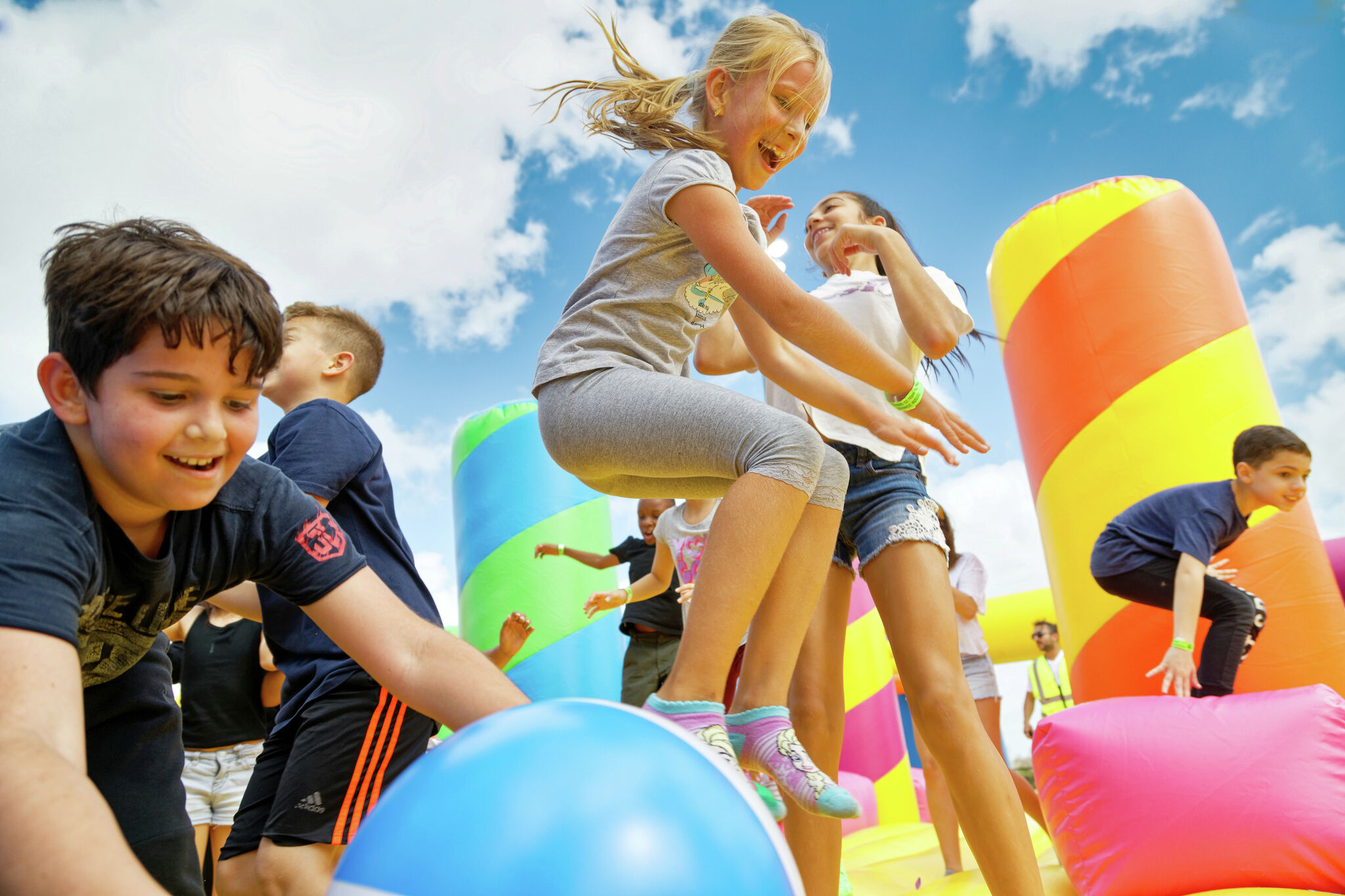 Find the best bouncy castle in Singapore for your kid's birthday party.
